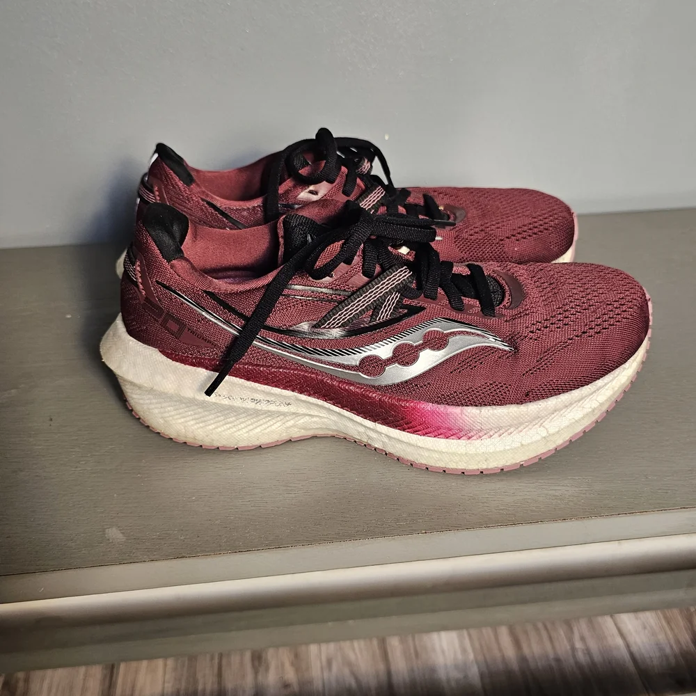 Saucony Women's Triumph 20 running shoes in the sundown rose colorway.‎ Size 7.5